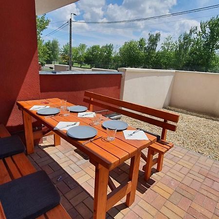 Aqua Apartman Tiszaújváros Exterior foto