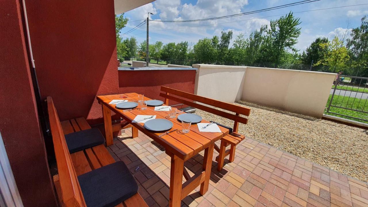 Aqua Apartman Tiszaújváros Exterior foto