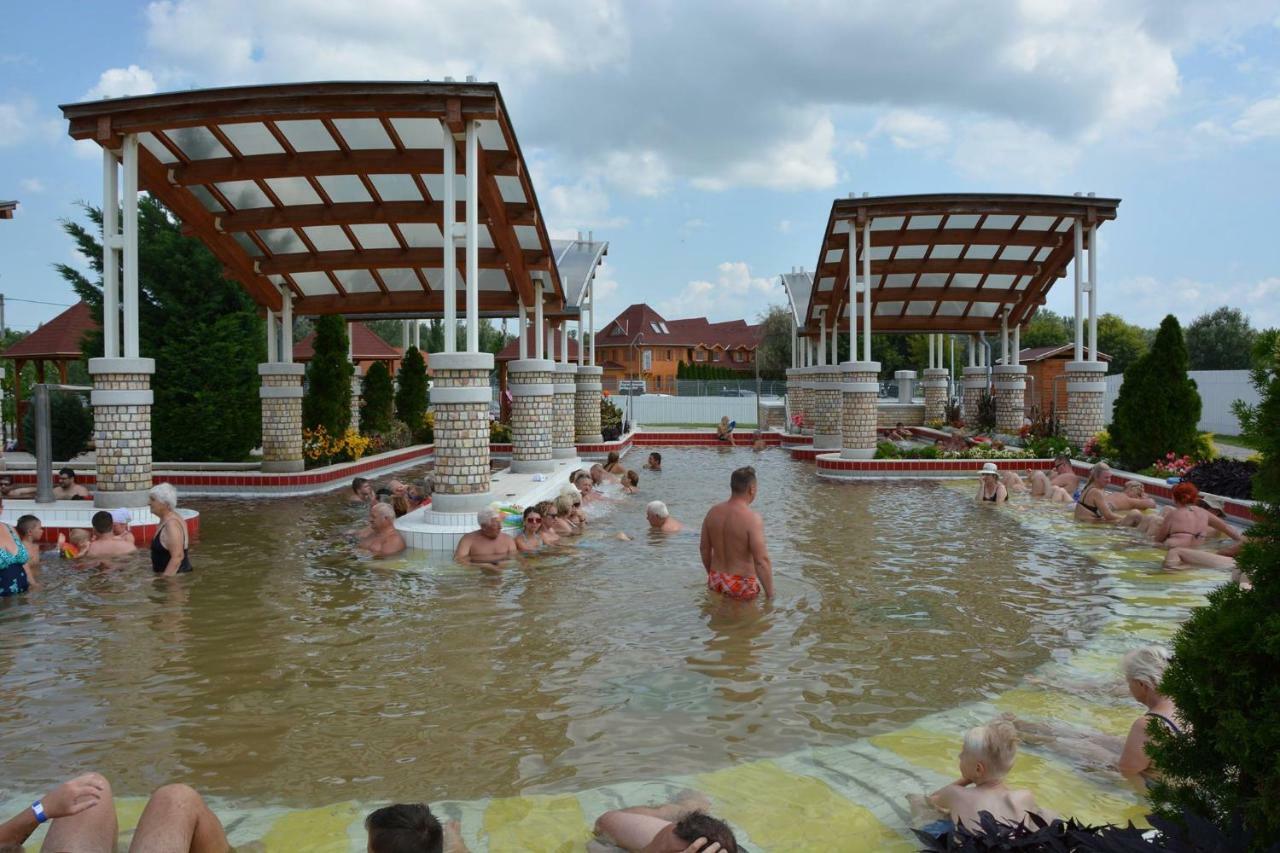 Aqua Apartman Tiszaújváros Exterior foto